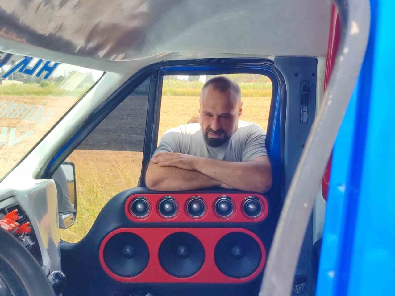 Adana’da iki arkadaşın minibüse yaptığı ses sistemi 160 desibeli geçerken,