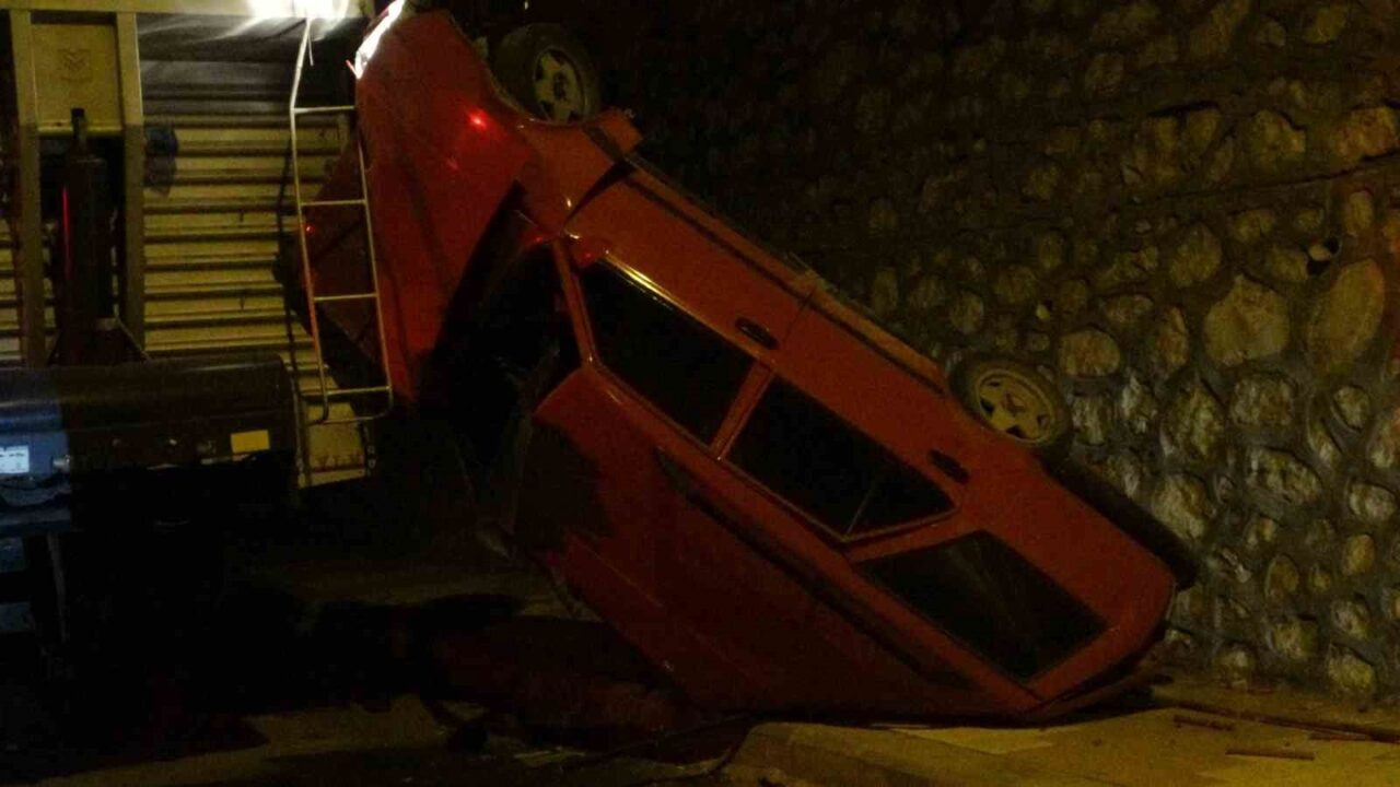 Malatya’nın Battalgazi ilçesinde kontrolden çıkan bir otomobil, minibüsle çarpıştıktan sonra