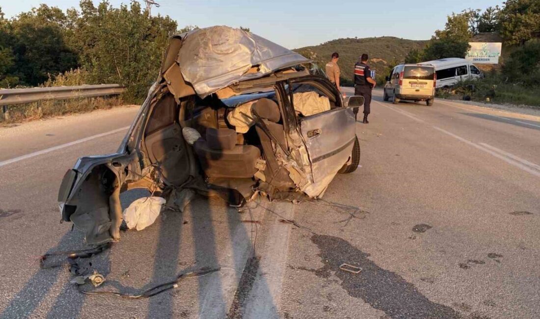 Çorum’da yolcu minibüsüyle çarpışan otomobilin ikiye bölündüğü feci kazada 11