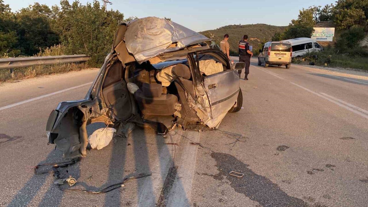 Çorum’da yolcu minibüsüyle çarpışan otomobilin ikiye bölündüğü feci kazada 11