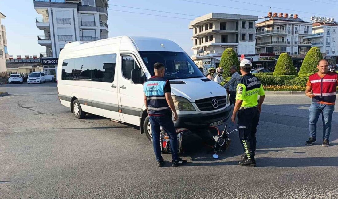 Antalya’nın Manavgat ilçesinde meydana gelen kazada minibüs ile çarpışan elektrikli
