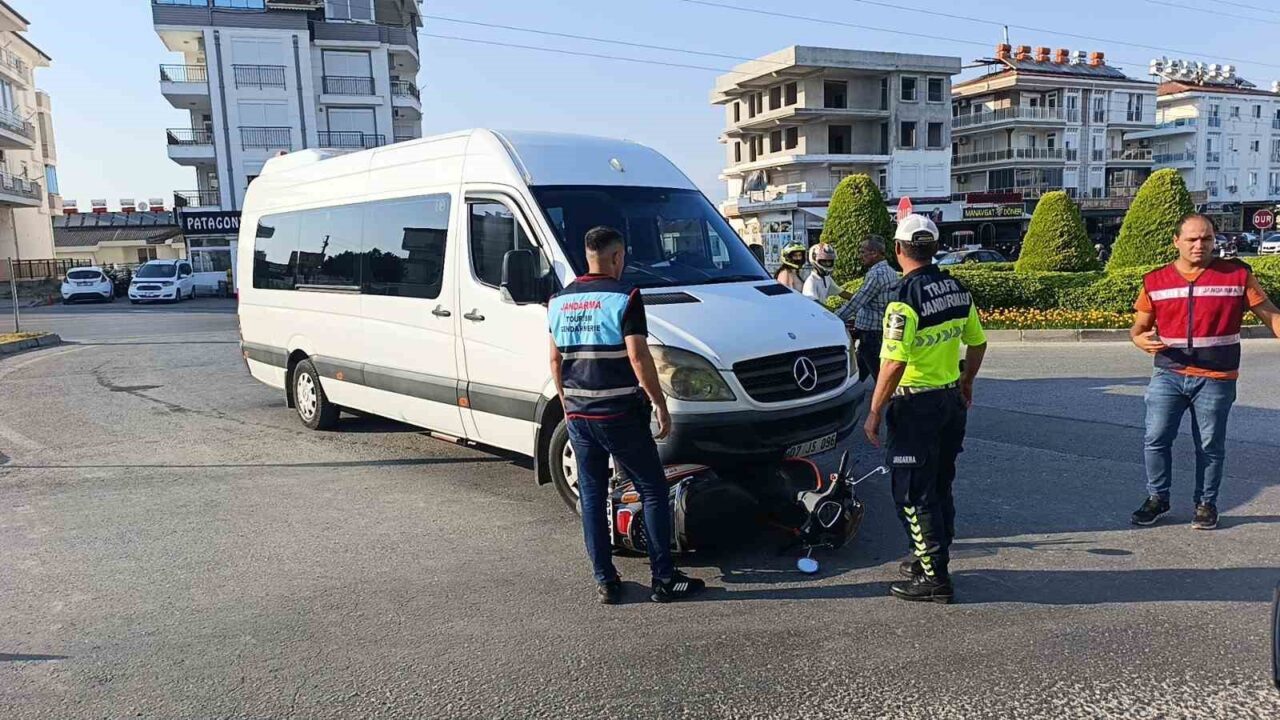 Antalya’nın Manavgat ilçesinde meydana gelen kazada minibüs ile çarpışan elektrikli