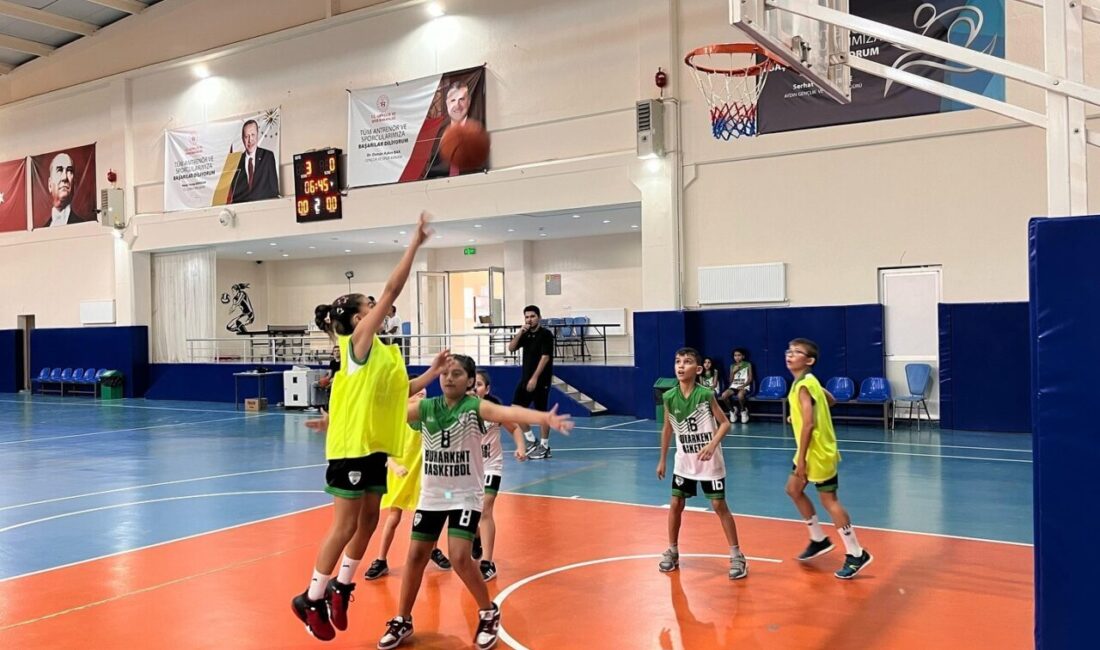 Aydın’ın Buharkent ilçesinde düzenlenen ’Kentin Çocukları Basketbol Turnuvası’nda bir araya