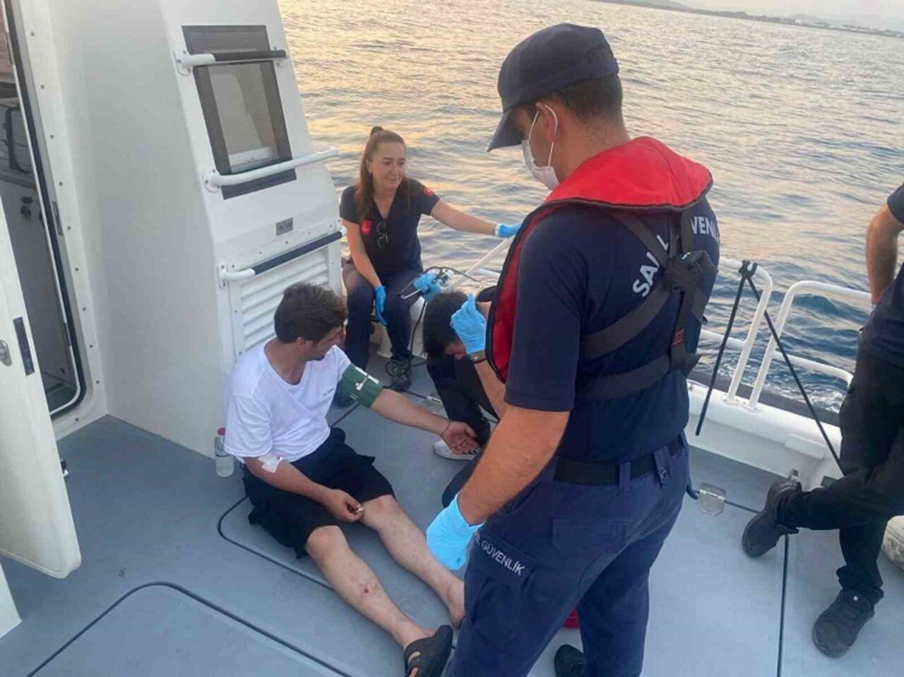 Muğla’nın Fethiye ilçesi açıklarında seyreden motor yatta rahatsızlanan vatandaş Sahil