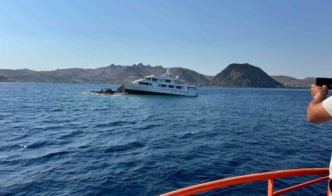 Muğla’nın Bodrum ilçesinde kayalıklara çarpan 39 metre boyundaki motoryatı kurtarma