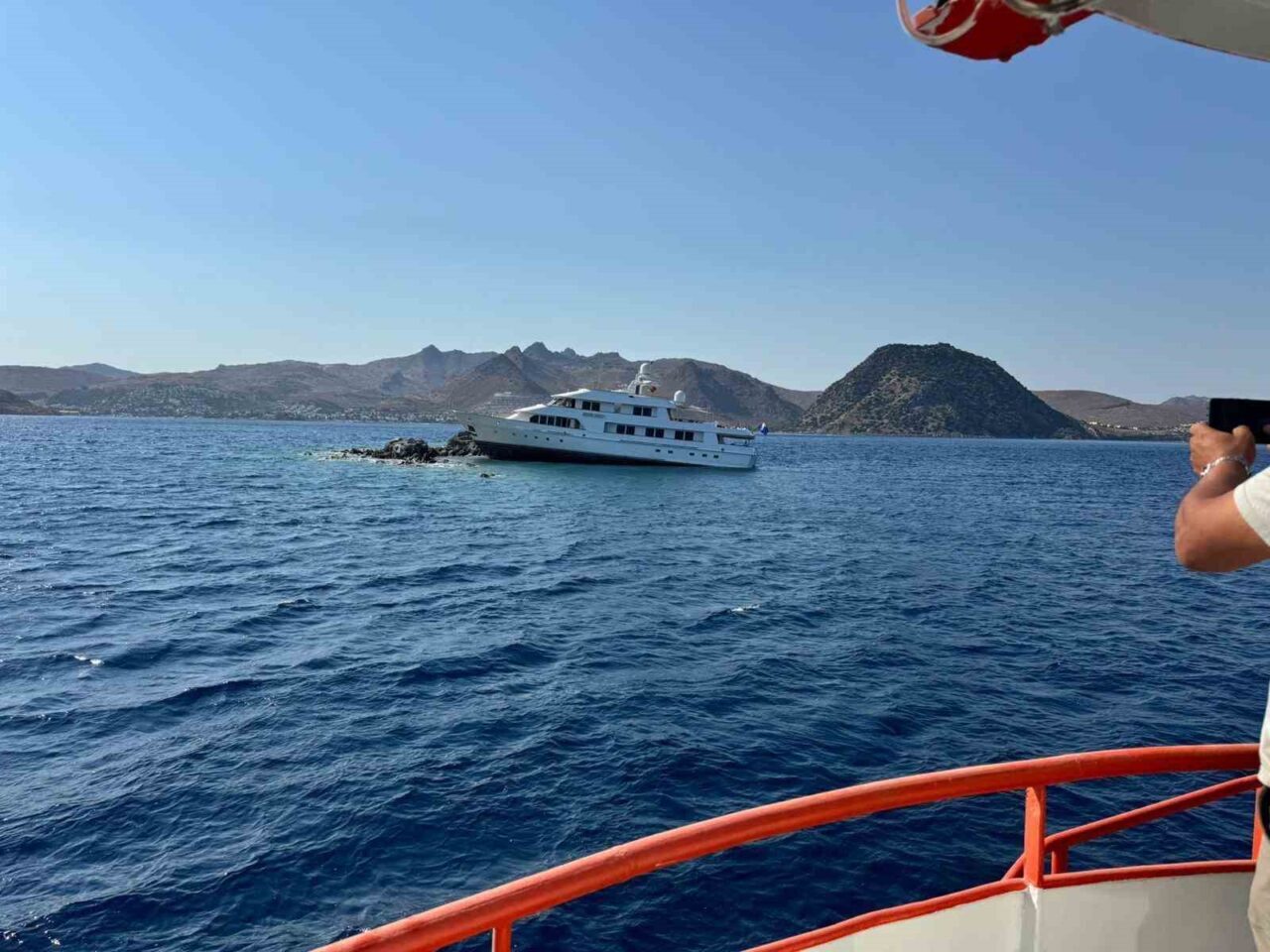 Muğla’nın Bodrum ilçesinde kayalıklara çarpan 39 metre boyundaki motoryatı kurtarma