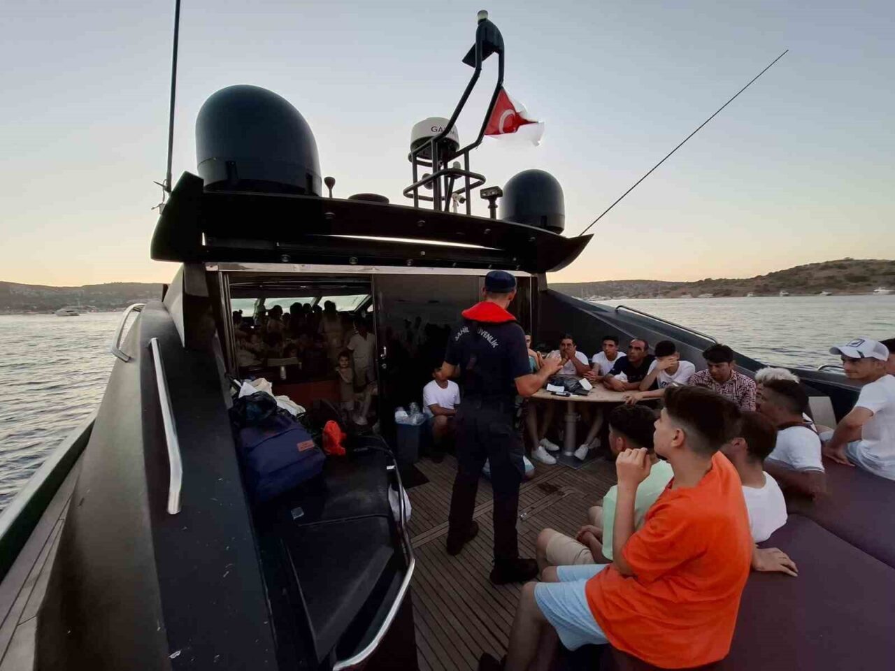 Muğla’nın Bodrum ilçesi açıklarındaki motoryatta 72 düzensiz göçmen yakalandı. Bodrum