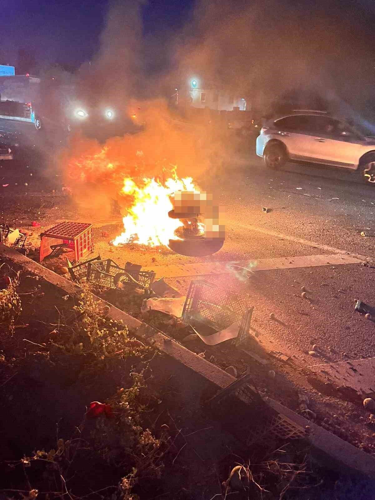 İzmir’in Kemalpaşa ilçesinde motosiklet ile kamyonetin çarpıştığı kazada, alev topuna