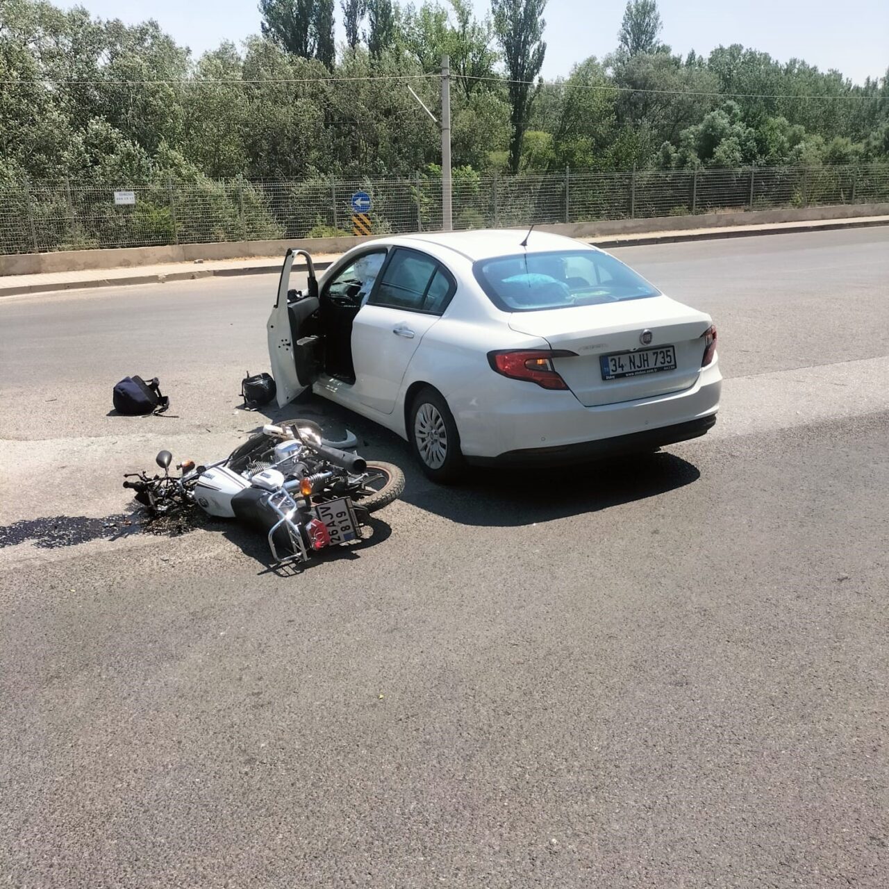 Eskişehir’de motosikletin ve otomobilin çarpışması sonucunda meydana gelen trafik kazasında