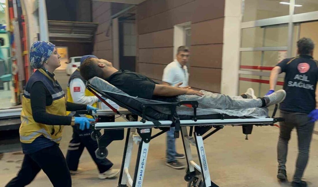 Adıyaman’da, sürücüsünün direksiyon hakimiyetini kaybettiği motosikletin park halindeki otomobile çarpması