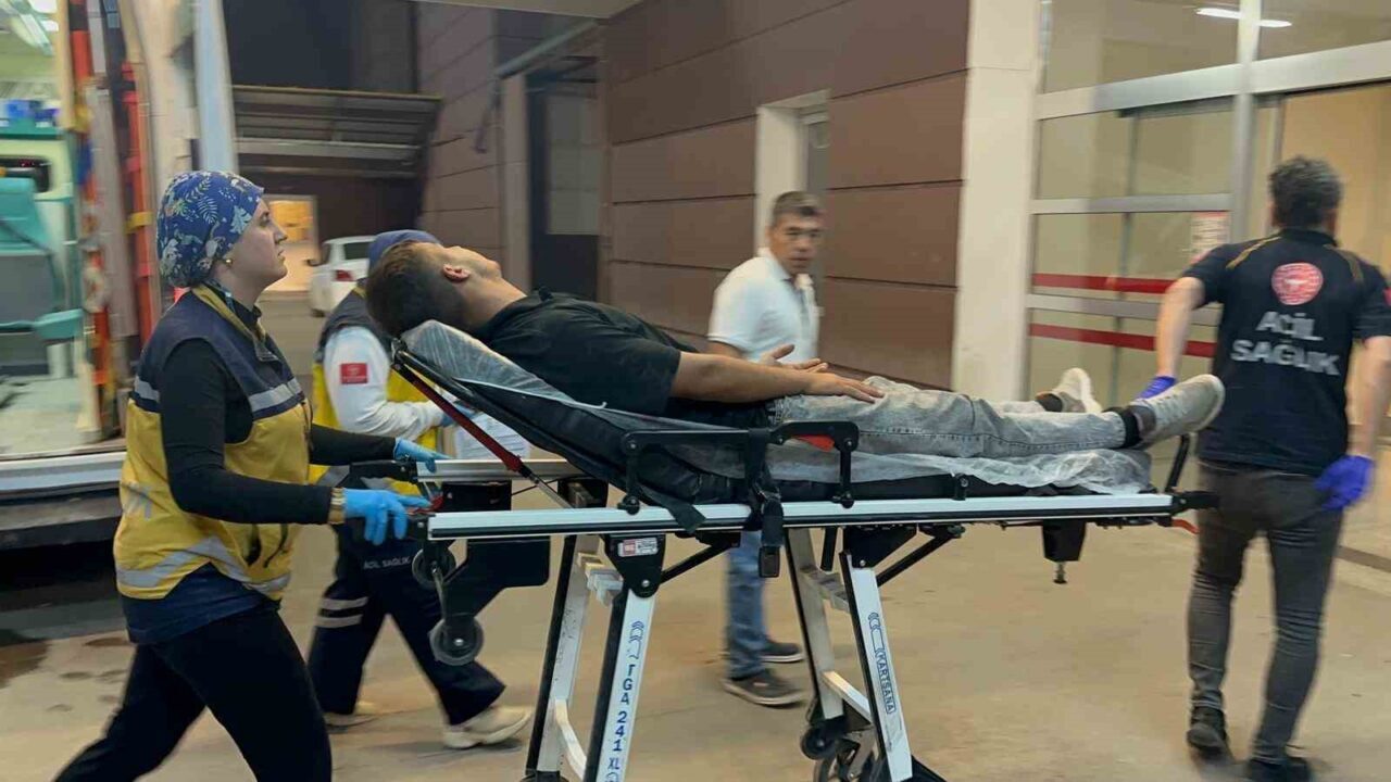 Adıyaman’da, sürücüsünün direksiyon hakimiyetini kaybettiği motosikletin park halindeki otomobile çarpması