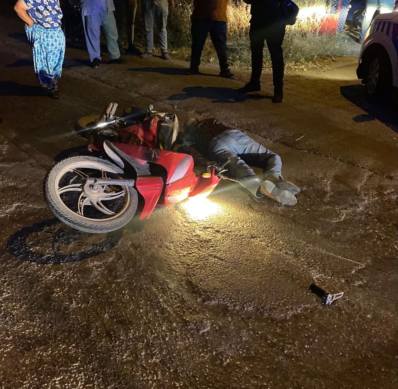 Manisa’nın Kula ilçesinde seyir halindeki motosiklet park halinde motosiklete çarptı,