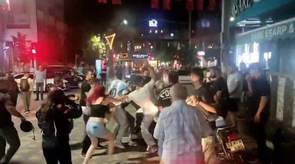 Isparta’da seyir halindeki bir motosiklet sürücüsü ile yolun karşısına geçmeye