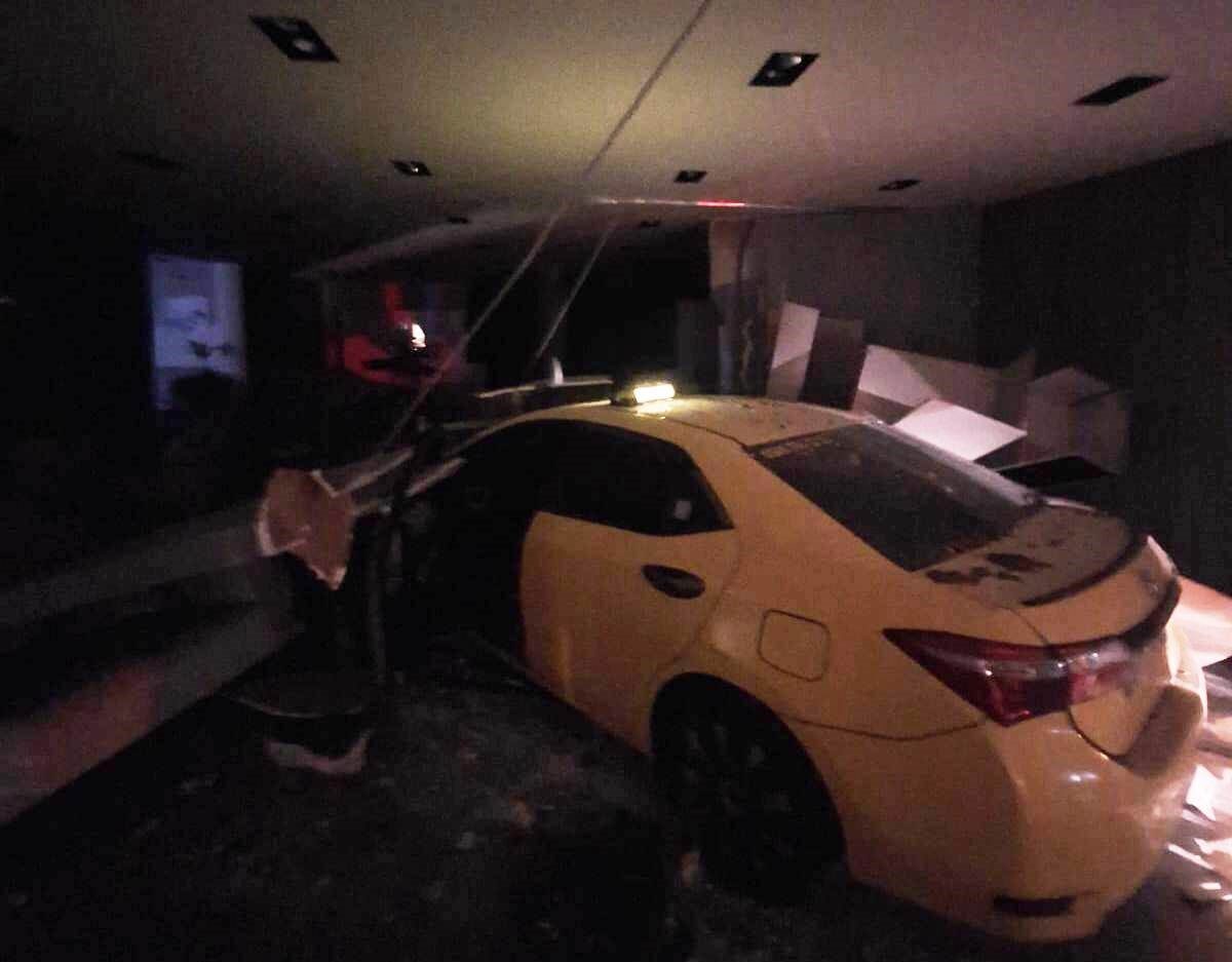 Mersin’de kontrolden çıkan ticari taksi, park halindeki motosiklete çarptıktan sonra