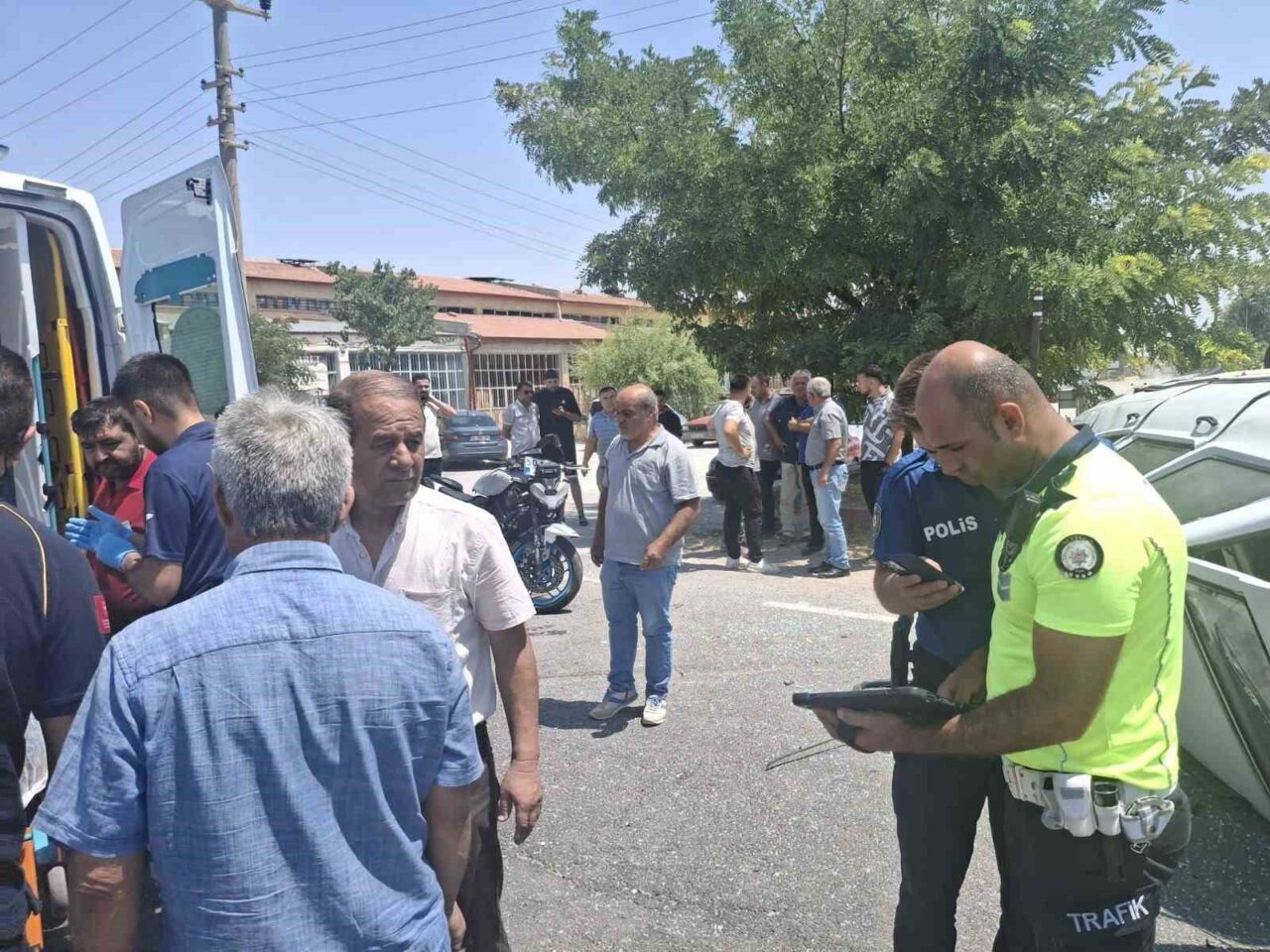 Nevşehir’de otomobil ile motosikletin çarpıştığı trafik kazasında 1’i ağır 3