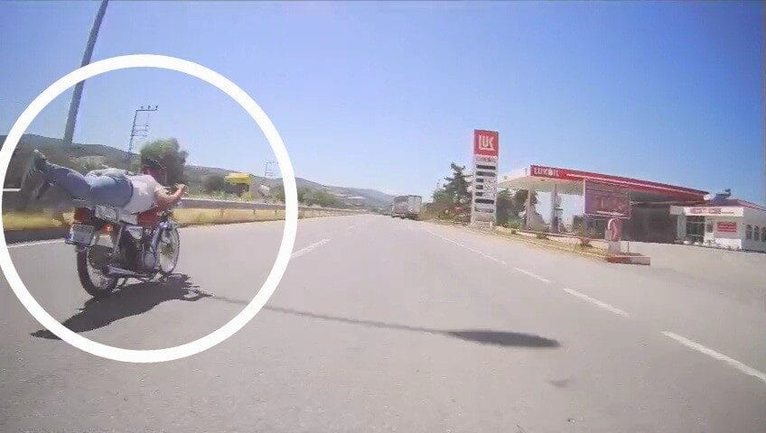 Samsun’un Yakakent ilçesinde motosikletiyle seyir halindeyken tehlikeli hareketler yapan bir