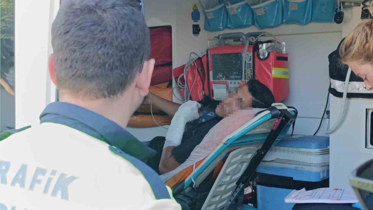 Antalya’nın Manavgat ilçesinde meydana gelen kazada yaralanan genç, polis ekiplerine
