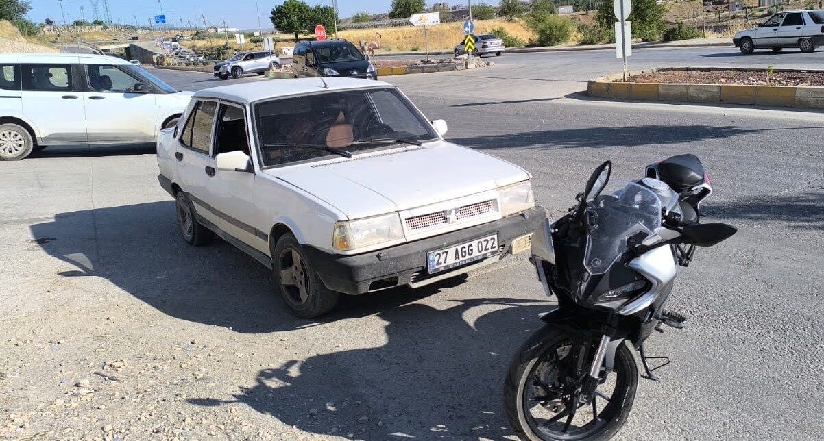 Adıyaman’da, motosiklet ile otomobilin çarpışması sonucu 2 kişi yaralandı. Edinilen