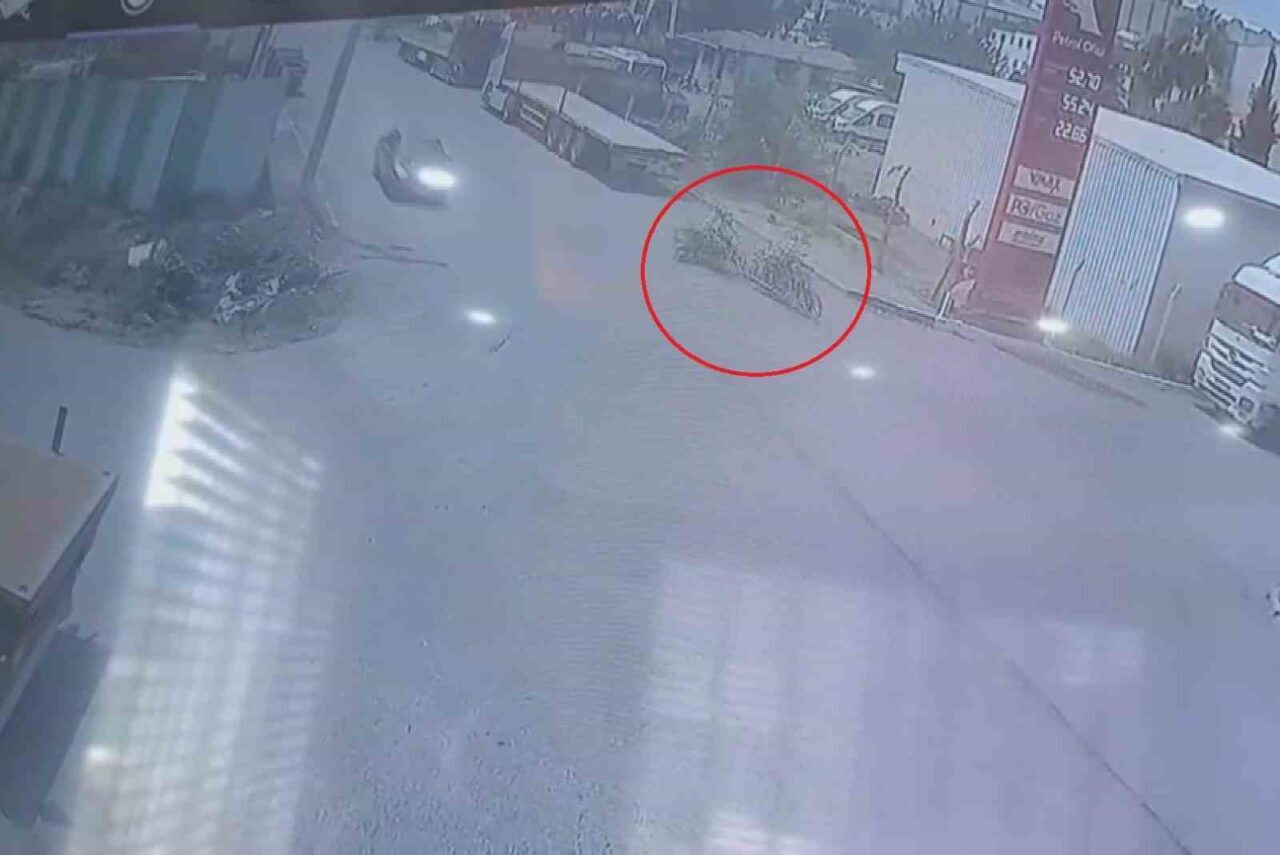 Hatay’ın Payas ilçesinde iki motosikletin çarpışması sonucunda 3 kişi yere