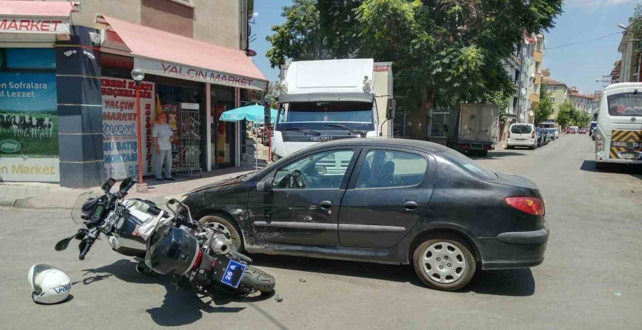 Eskişehir’de bir otomobilin motosikletli polise aracına çarpması sonucunda meydana geldiği