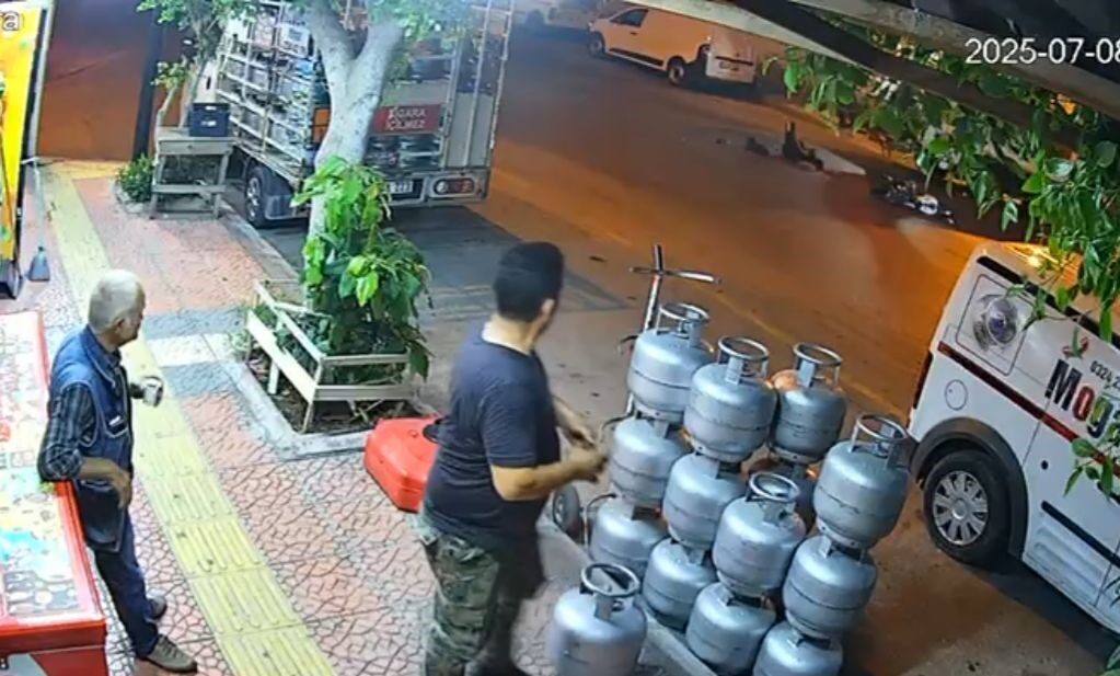 Mersin’de motosikletlerin karıştığı kaza anları kameraya yansıdı. İlk kazada motosikletin