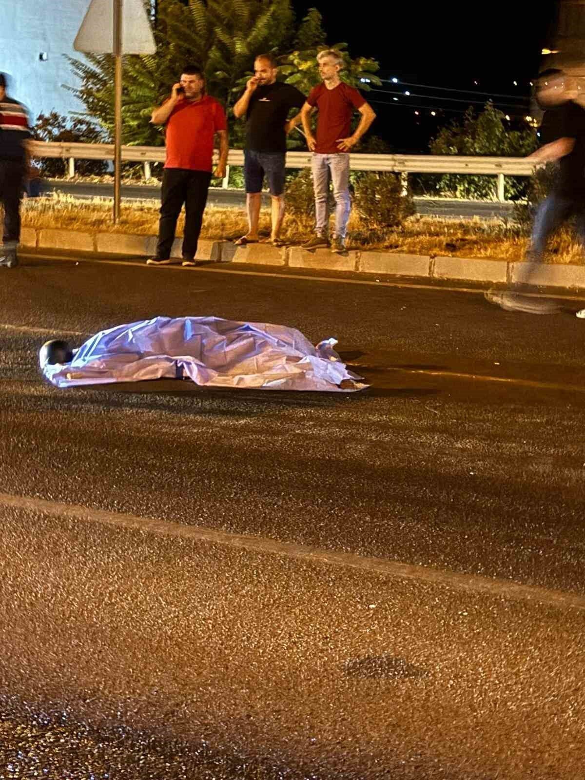 Manisa’nın Turgutlu ilçesinde kullandığı motosikletten düşen bir kişi olay yerinde