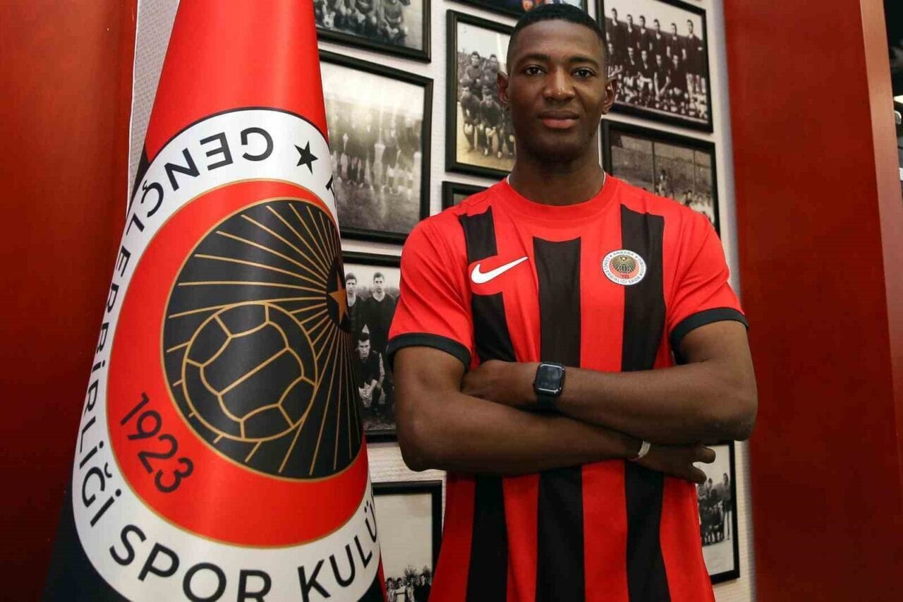 Gençlerbirliği, Malili orta saha oyuncusu Moussa Kyabou ile sözleşme imzaladı.