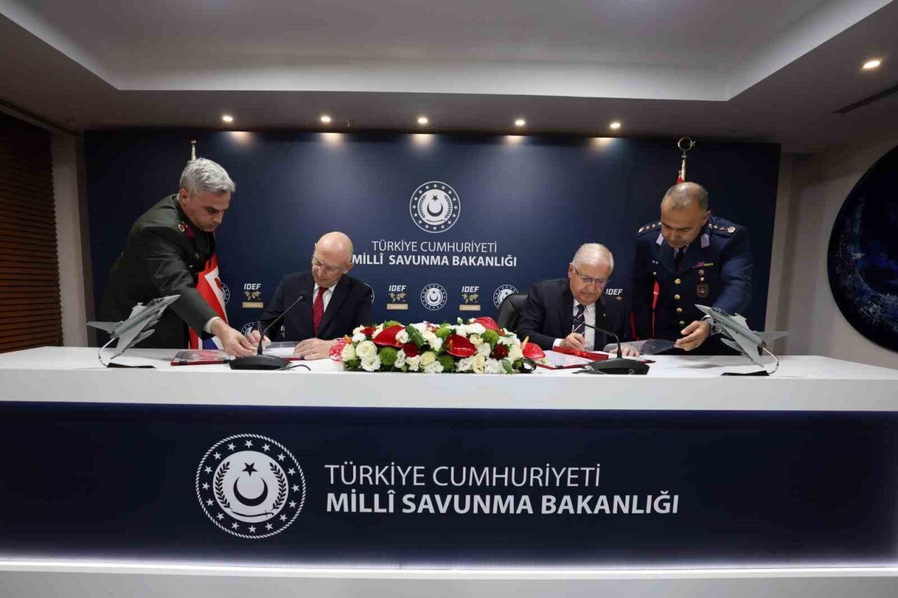 Milli Savunma Bakanı Yaşar Güler ve Birleşik Krallık Savunma Bakanı