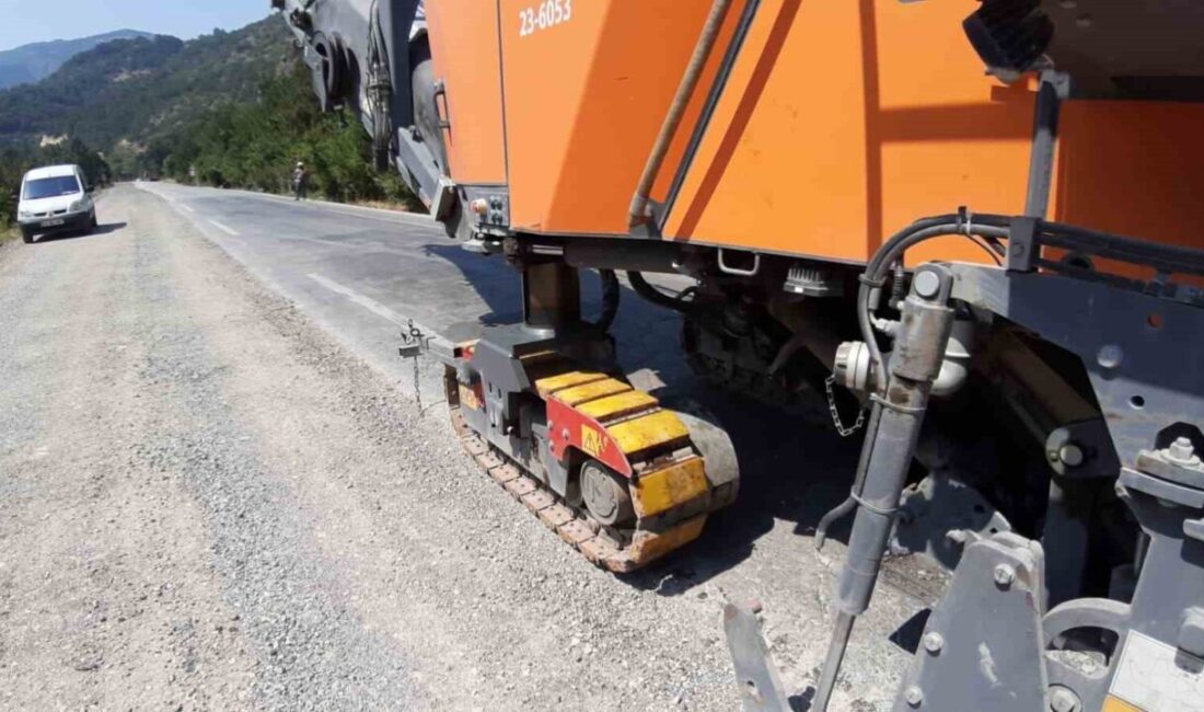 Bolu’da Karayolları ekipleri, Mudurnu-Akyazı kara yolunun bozuk bölümlerinde başlattığı asfalt