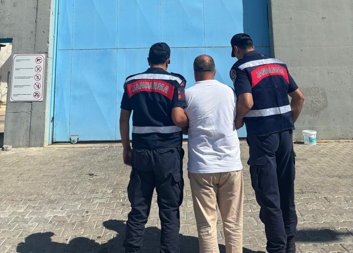 Muğla’nın Milas ilçesinde kasten öldürme suçundan aranan 2 şüpheli, jandarma