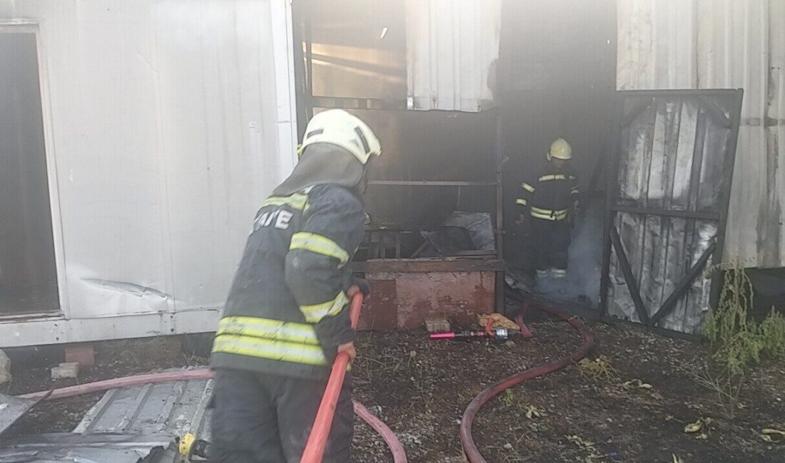 Muğla’nın Menteşe ilçesinde arazide başlayıp konteynırlara sıçraya yangın itfaiye ekipleri