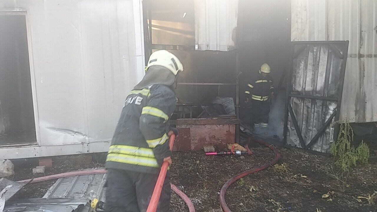 Muğla’nın Menteşe ilçesinde arazide başlayıp konteynırlara sıçraya yangın itfaiye ekipleri