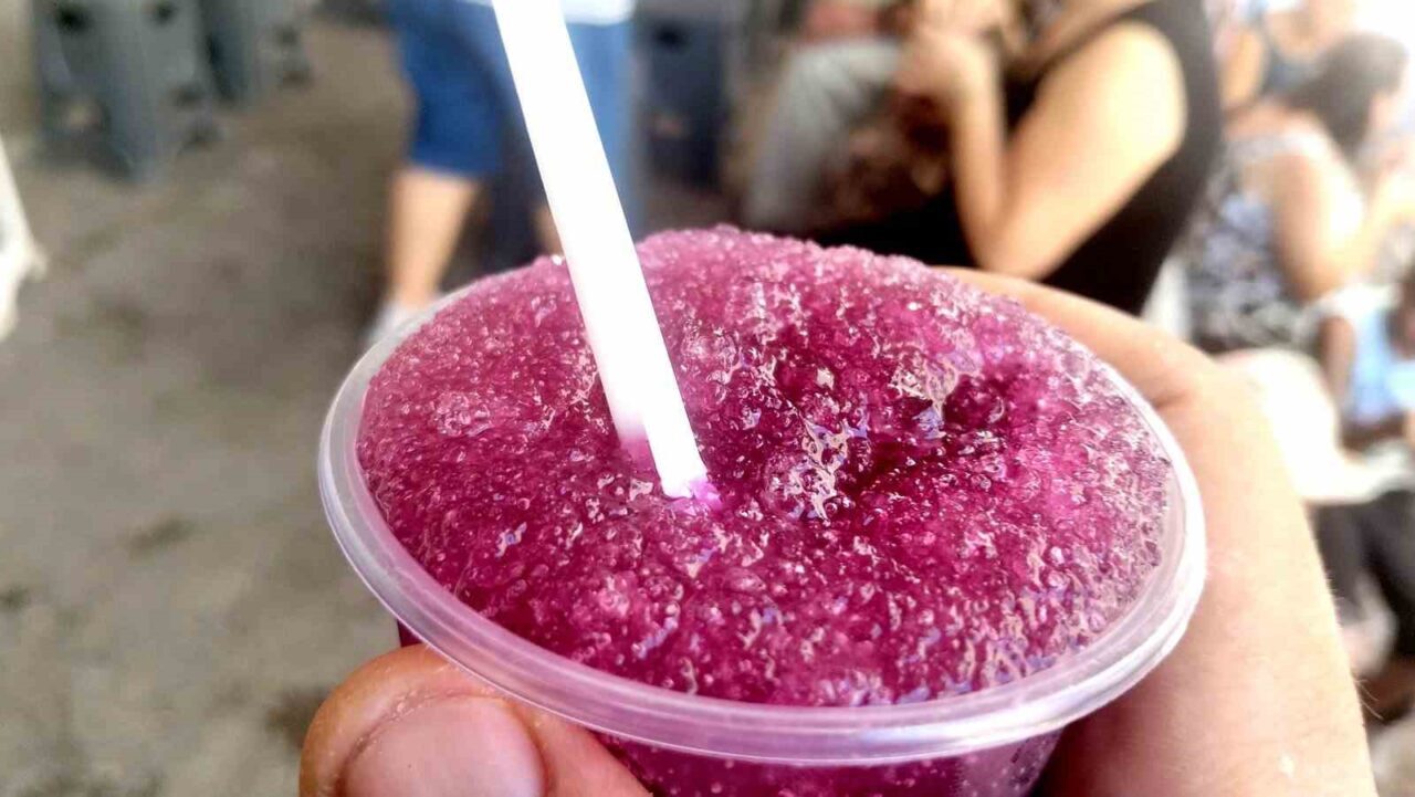 Hava sıcaklıklarının mevsim normallerinin üzerinde seyrettiği Muğla’da sıcaktan bunalan vatandaşlar