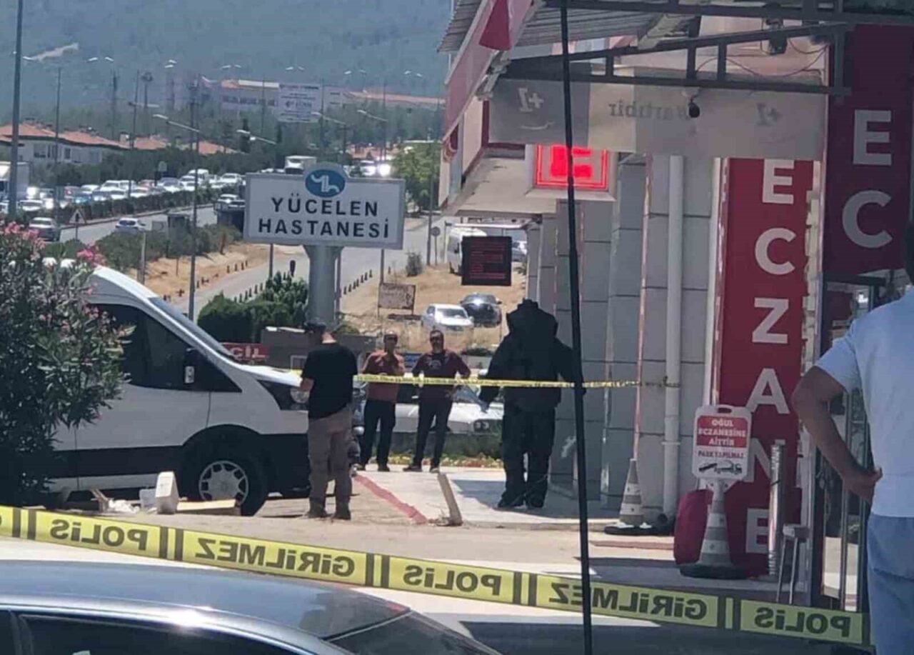 Muğla’nın Menteşe ilçesine bağlı Kötekli Mahallesi’nde yol kenarında bulunan iki