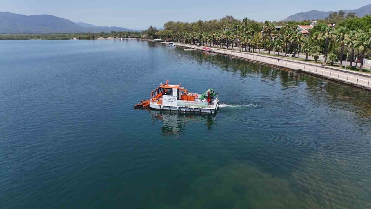 Muğla Büyükşehir Belediyesi, Köyceğiz Gölü ve Dalyan Kanalı’nda yüzey temizliği