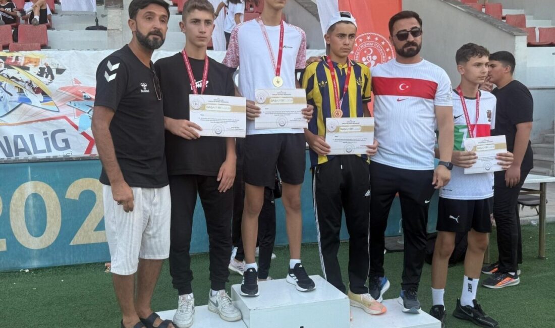 Bayburt Fatih Ortaokulu öğrencisi Muhammet Ali Saka, katıldığı Atletizm Yarışması’nda