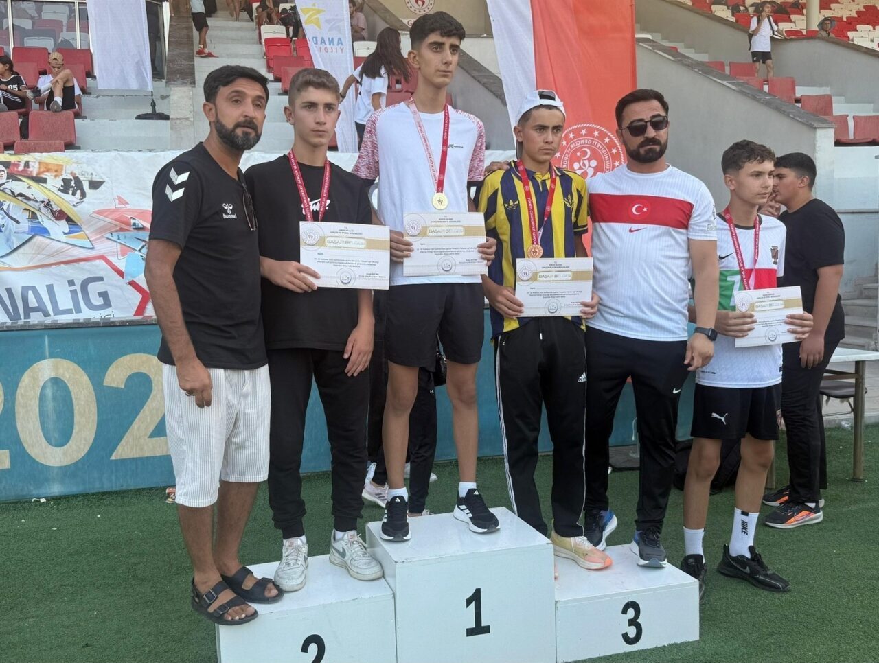 Bayburt Fatih Ortaokulu öğrencisi Muhammet Ali Saka, katıldığı Atletizm Yarışması’nda