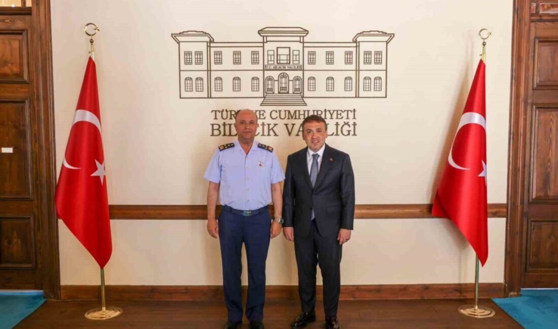 Muharip Hava Kuvveti Komutanı Hava Orgeneral İsmail Güneykaya, bir takım
