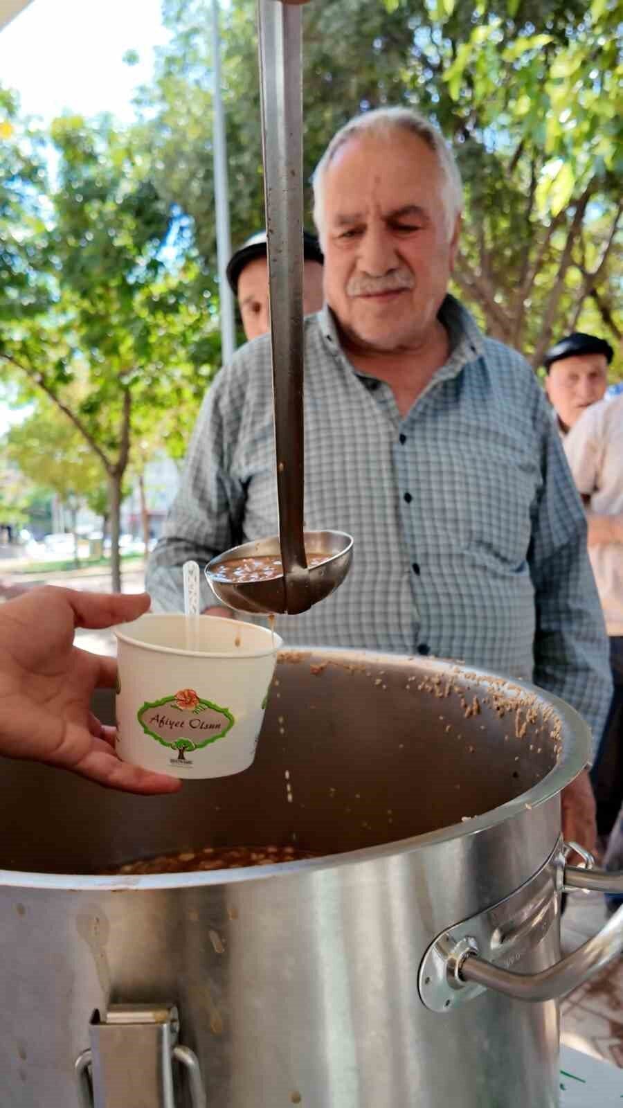 Şehitkamil Belediyesi, Muharrem ayı dolayısıyla geleneksel olarak gerçekleştirdiği aşure dağıtımı