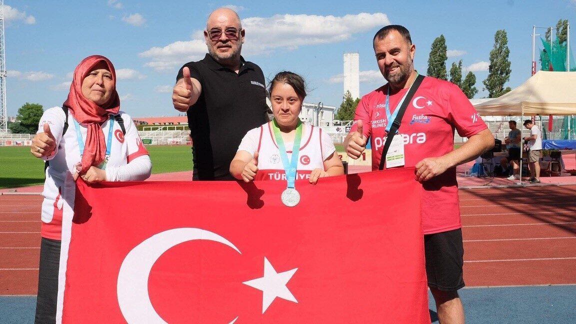 Afyonkarahisarlı özel sporcu Münevvere Yılmaz, Çekya’nın Prag kentinde düzenlenen Özel