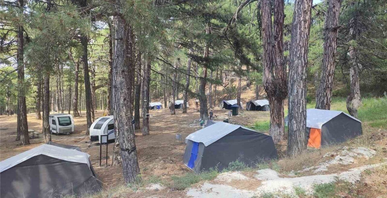 Kütahya’nın Gediz ilçesinde bulunan doğa harikası Murat Dağı, kamp tutkunları