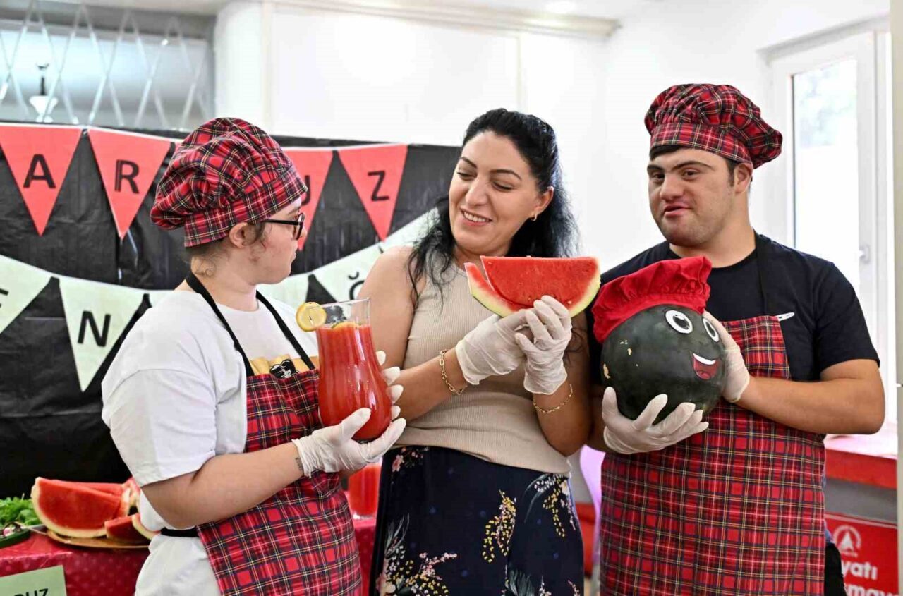 Antalya’nın bunaltıcı yaz sıcaklarında, Muratpaşa Belediyesi’nin Engelsiz Kafe’de düzenlenen mutfak