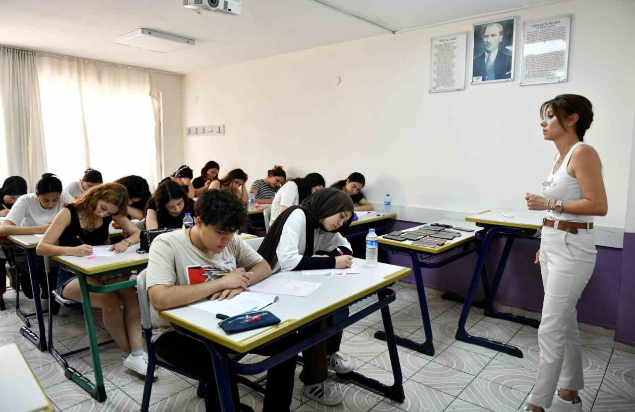 Antalya Muratpaşa Belediyesi’nin üniversiteye ücretsiz hazırlık hizmeti sunduğu Muratpaşa Gençlik