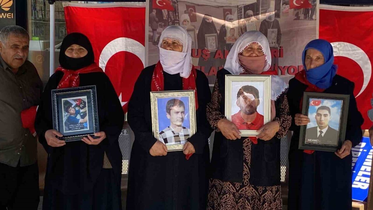 Muş’ta çocukları terör örgütü PKK tarafından kaçırılan aileler, DEM Parti