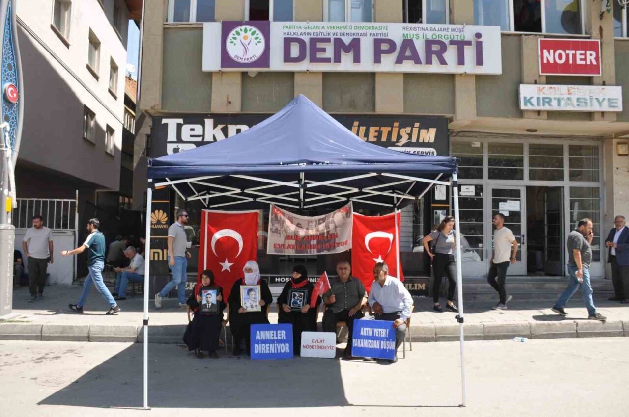 Muş’ta çocukları terör örgütü PKK tarafından kaçırılan aileler, DEM Parti