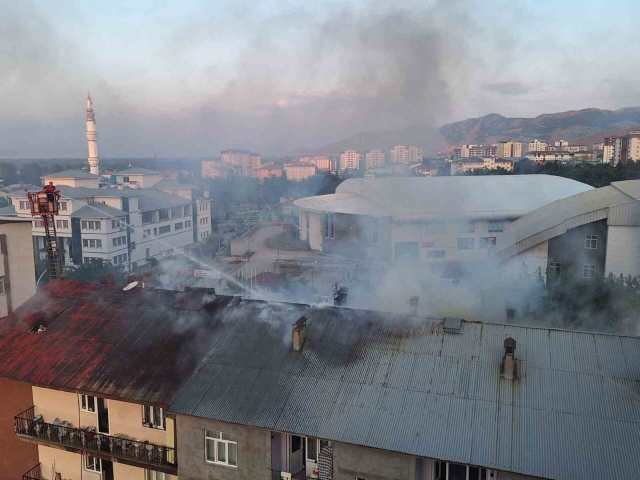 Muş’ta üç katlı binanın çatısında çıkan yangın, yan binaya sıçradı,