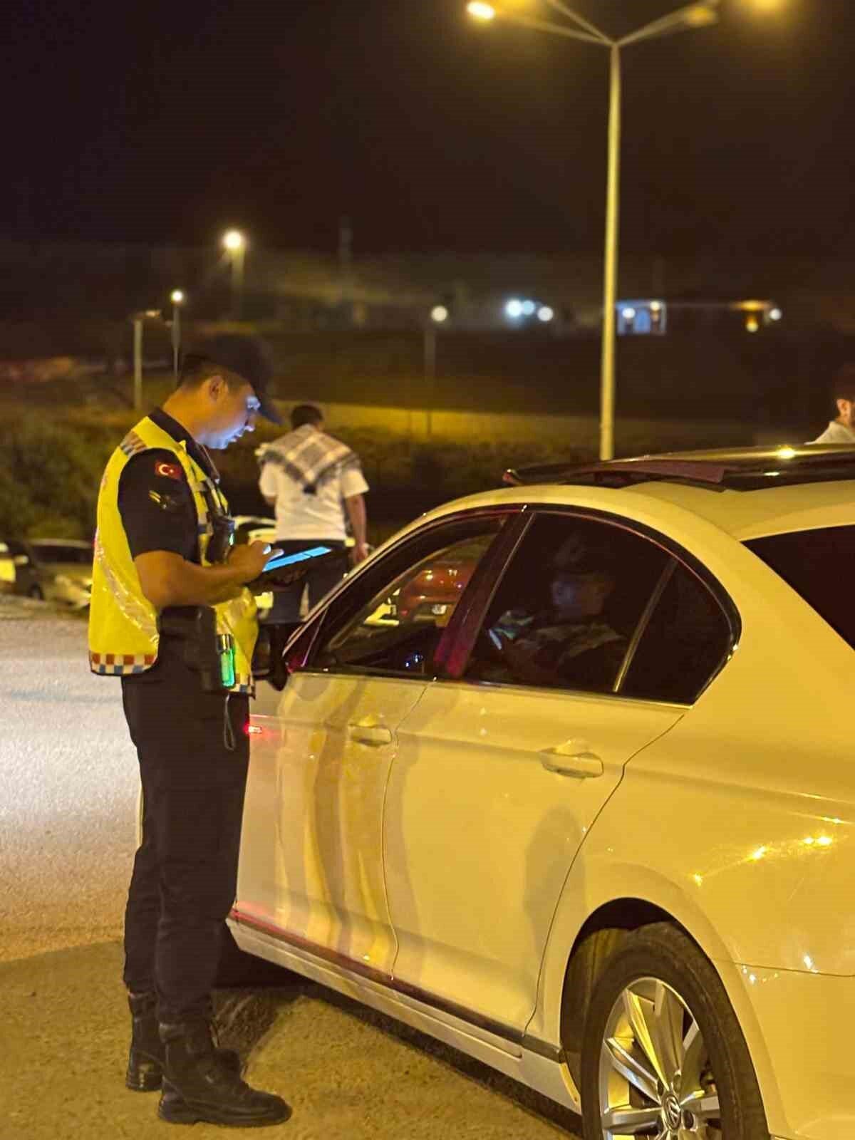 Muş’ta jandarma ekipleri tarafından huzur ve güven uygulaması gerçekleştirildi. Uygulamada
