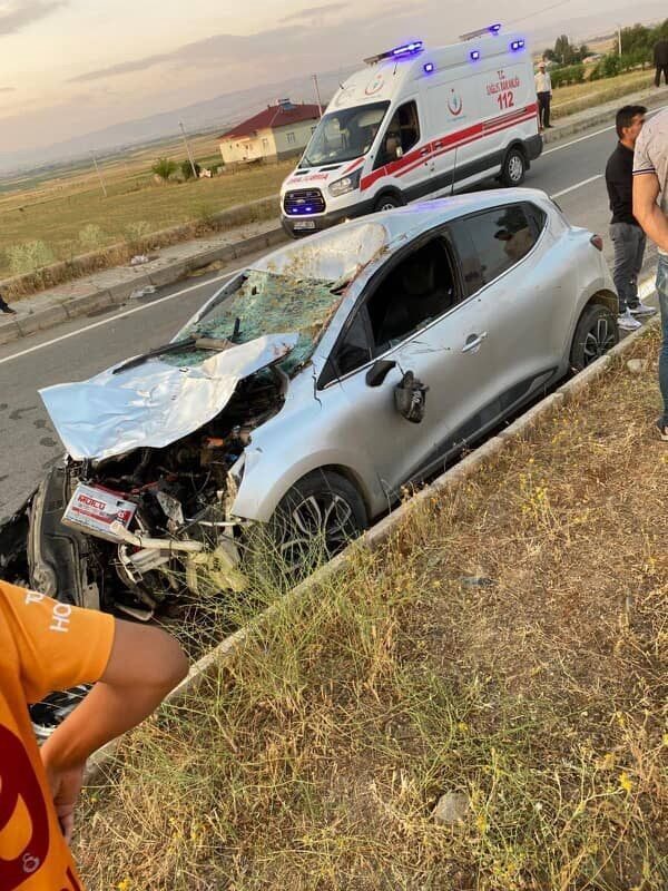 Muş’ta otomobilin çarptığı inek telef olurken 1 kişi yaralandı. Edinilen