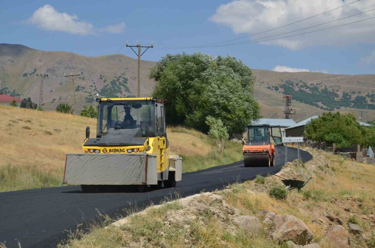 Muş’ta kış aylarında yoğun kar yağışı nedeniyle kapanan köy yollarını