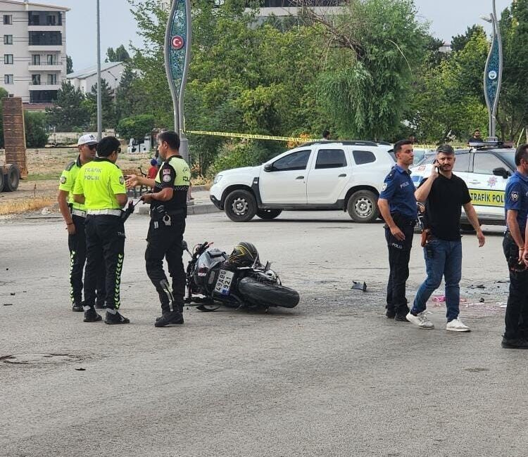 Muş’ta otomobil ile motosikletin çarpışması sonucu meydana gelen trafik kazasında